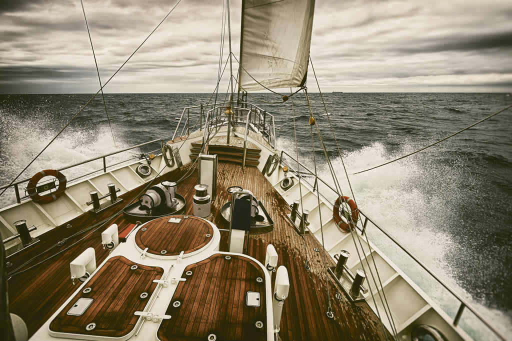 Imagem de uma tempestade em alto mar sendo vista de um convés de um navio