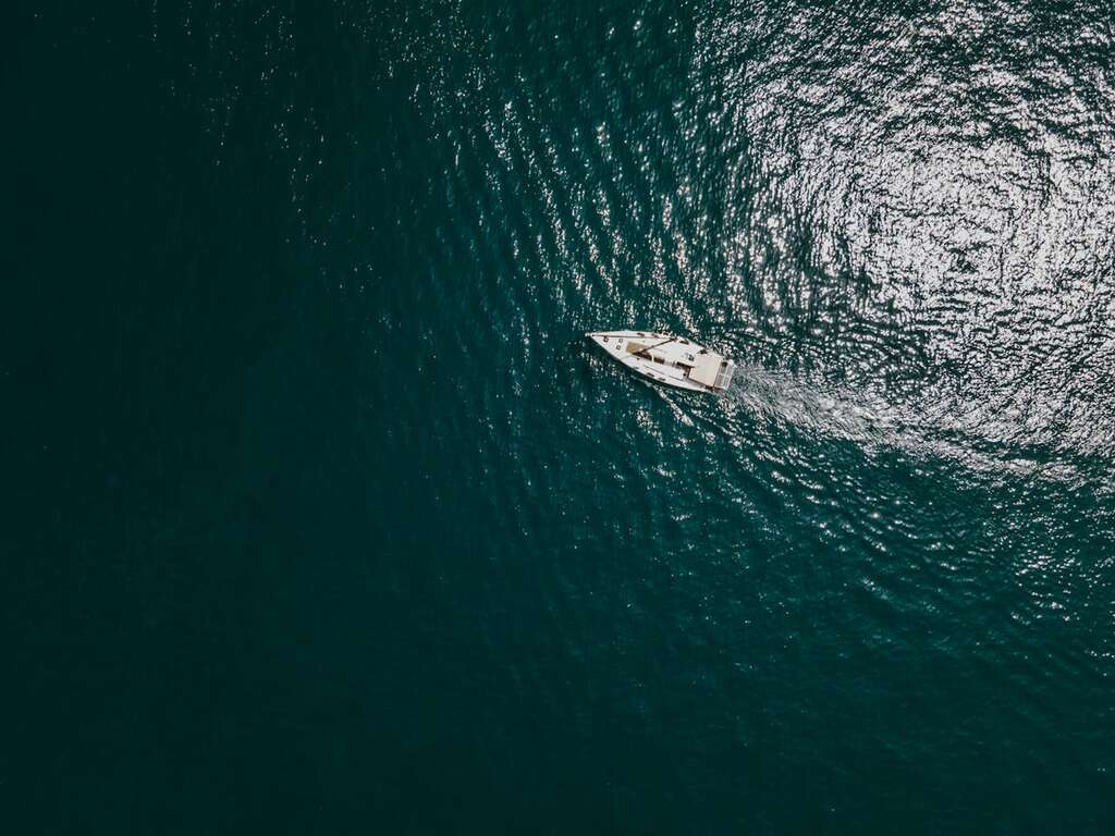 barco no mar representando a influência da Lua nas marés