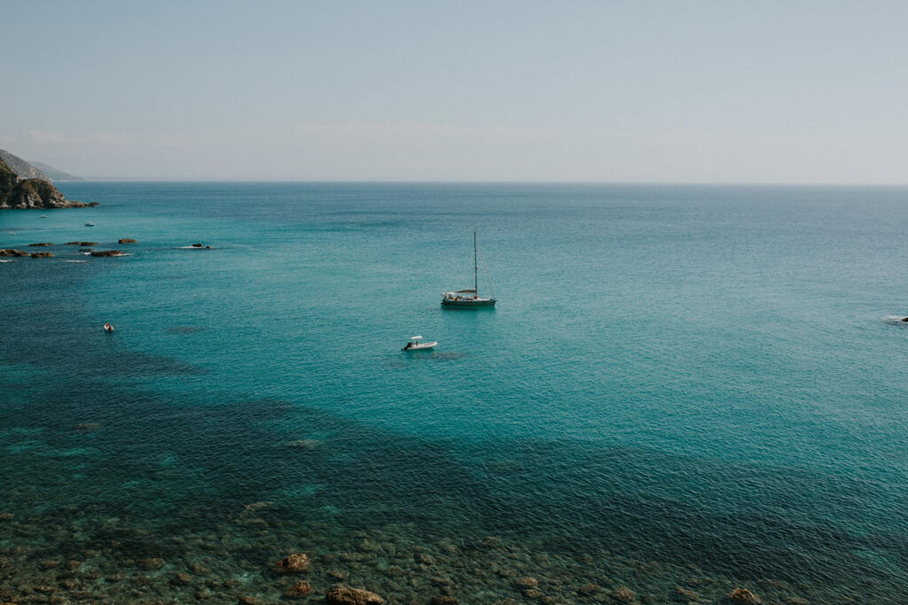 barco em navegação costeira