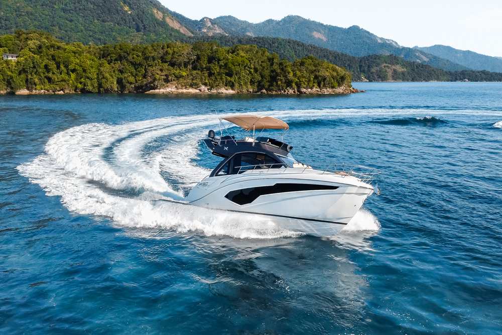 barco no mar para a São Paulo Boat Show