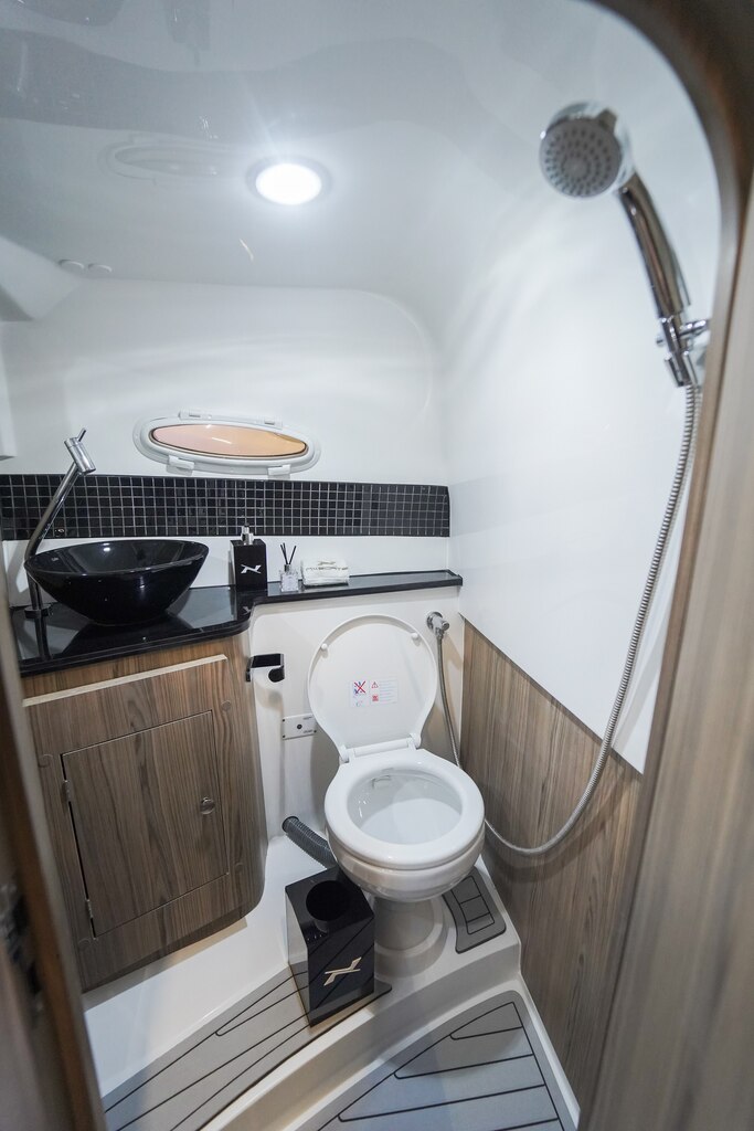 banheiro de uma lancha, com pia e vaso sanitário