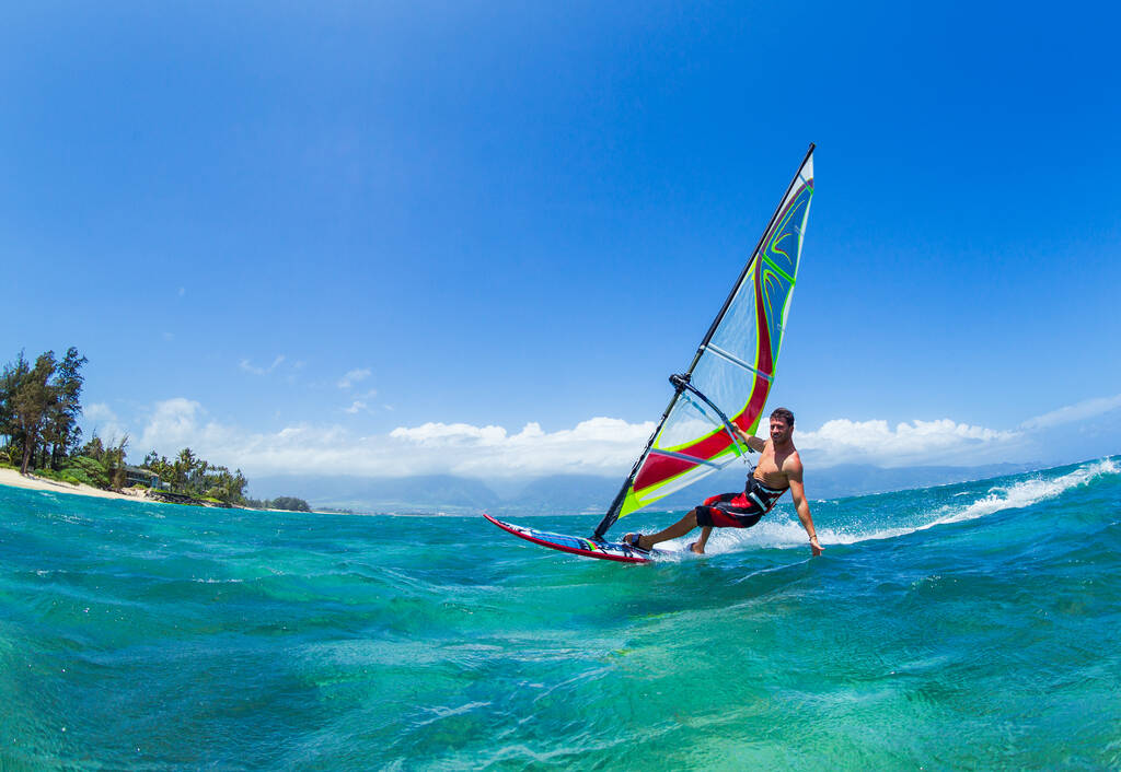pessoa praticando windsurf
