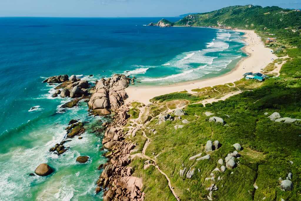 praia de luxo no Brasil vista de cima