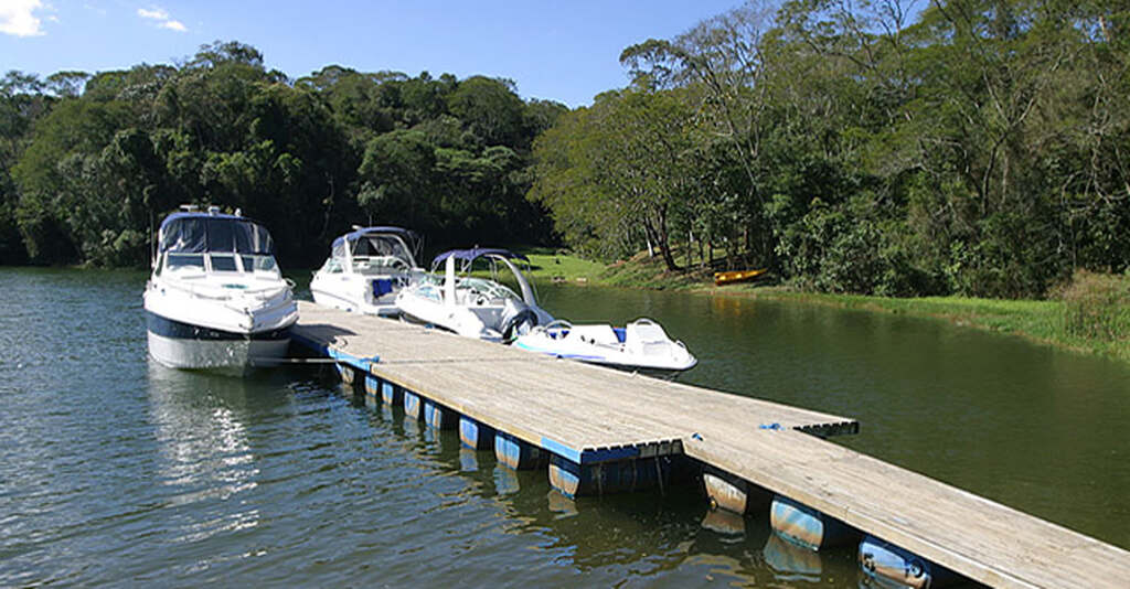 área ao ar livre para embarcações da Marina Vila Requinte