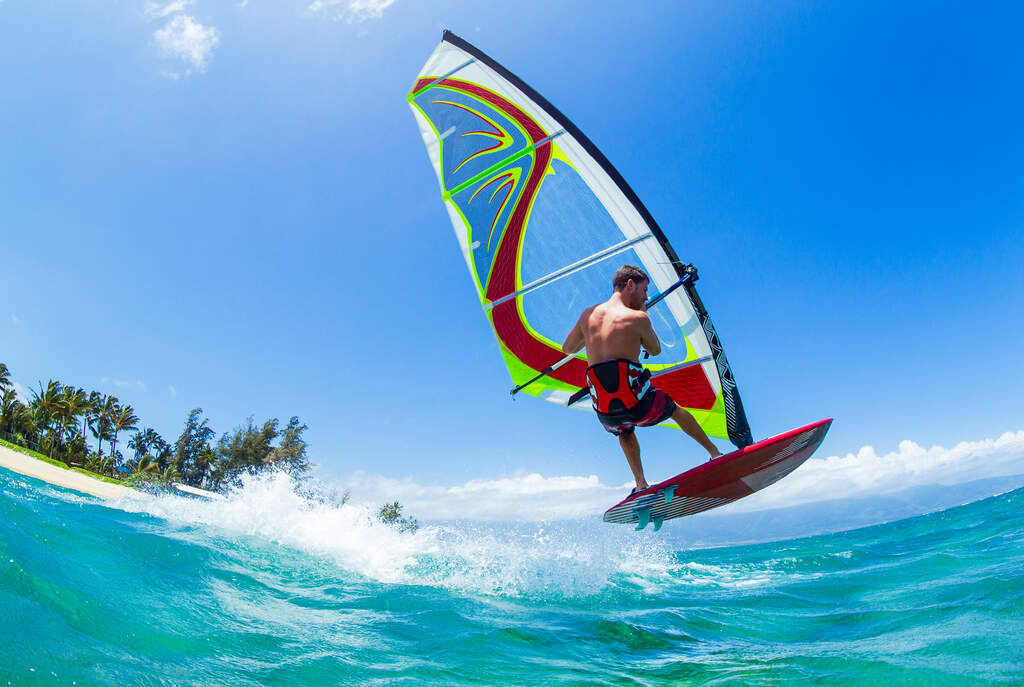 pessoa no mar praticando windsurf