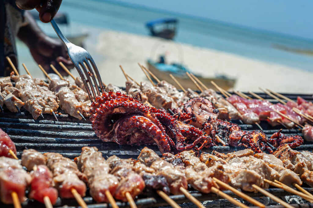 espetos de carne em churrasqueira para churrasco na praia