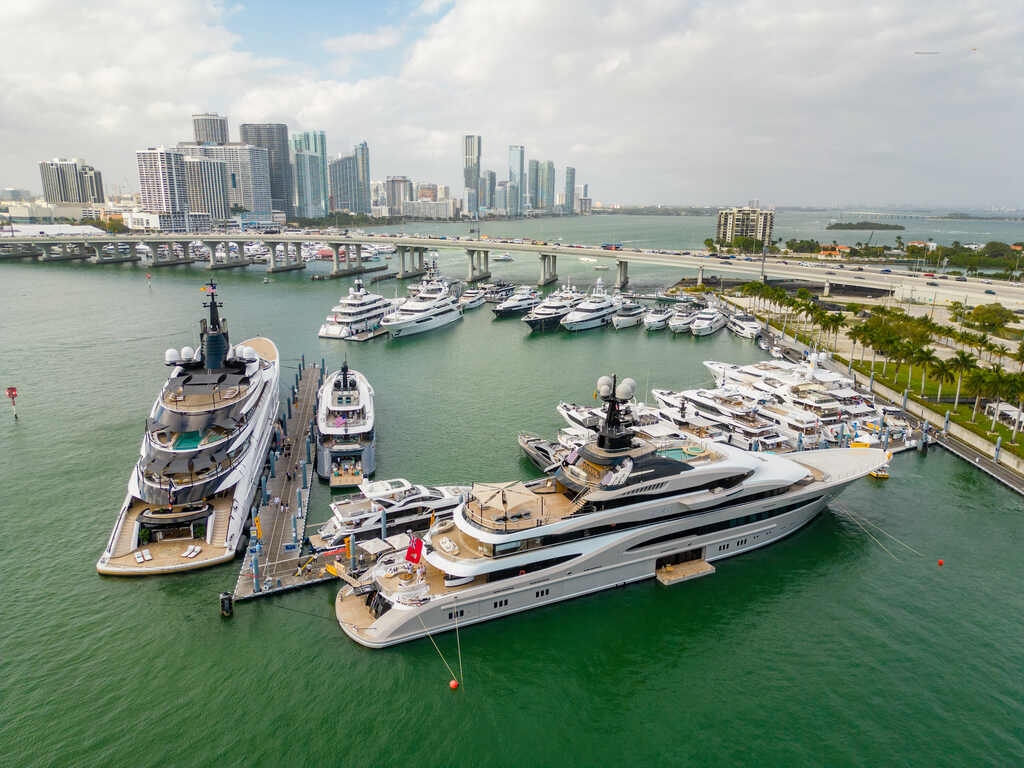 embarcações vistas de cima, representando o evento Miami Boat Show