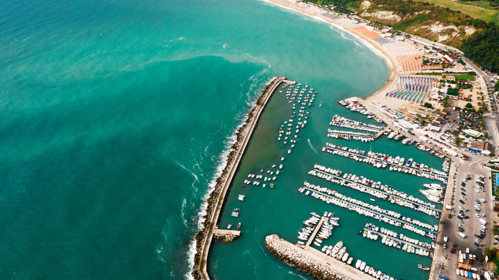 mar e embarcações vistas de cima, representando o evento Palm Beach Boat Show