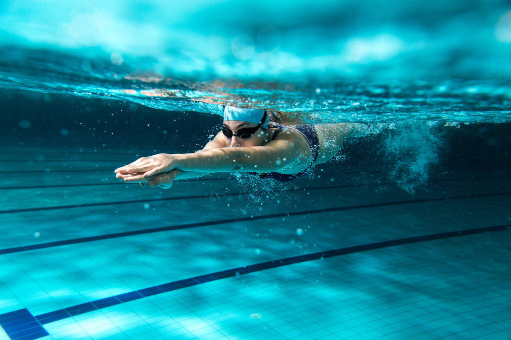 pessoa praticando natação, um dos principais esportes aquáticos