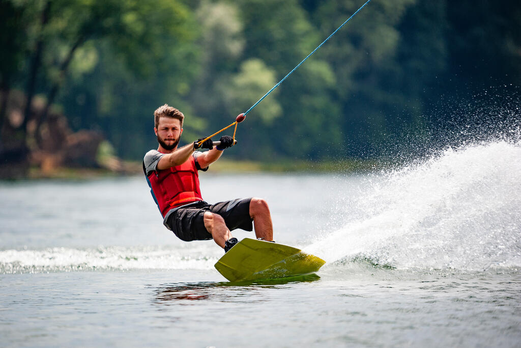 pessoa praticando windsurf, um dos principais esportes aquáticos