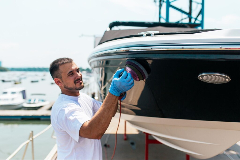 profissional realizando manutenção de barco, representando quanto custa manter uma lancha