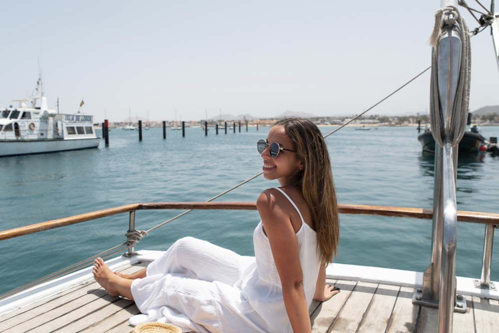 mulher sentada em barco de luxo para passeio