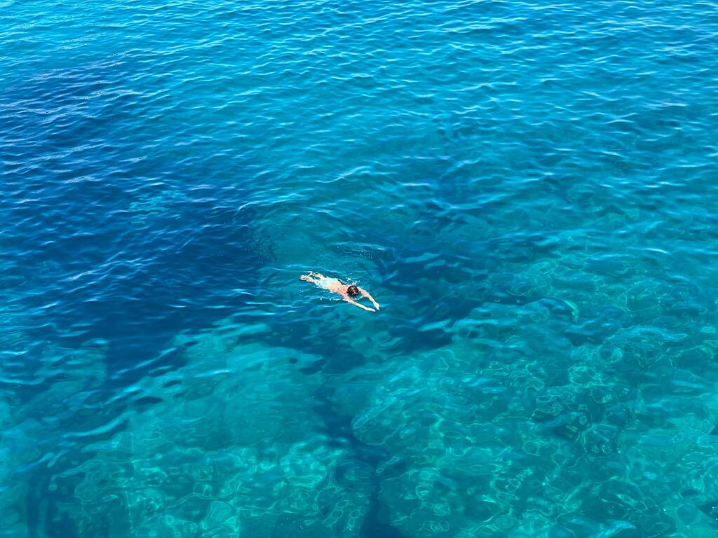 pessoa nadando em alto mar