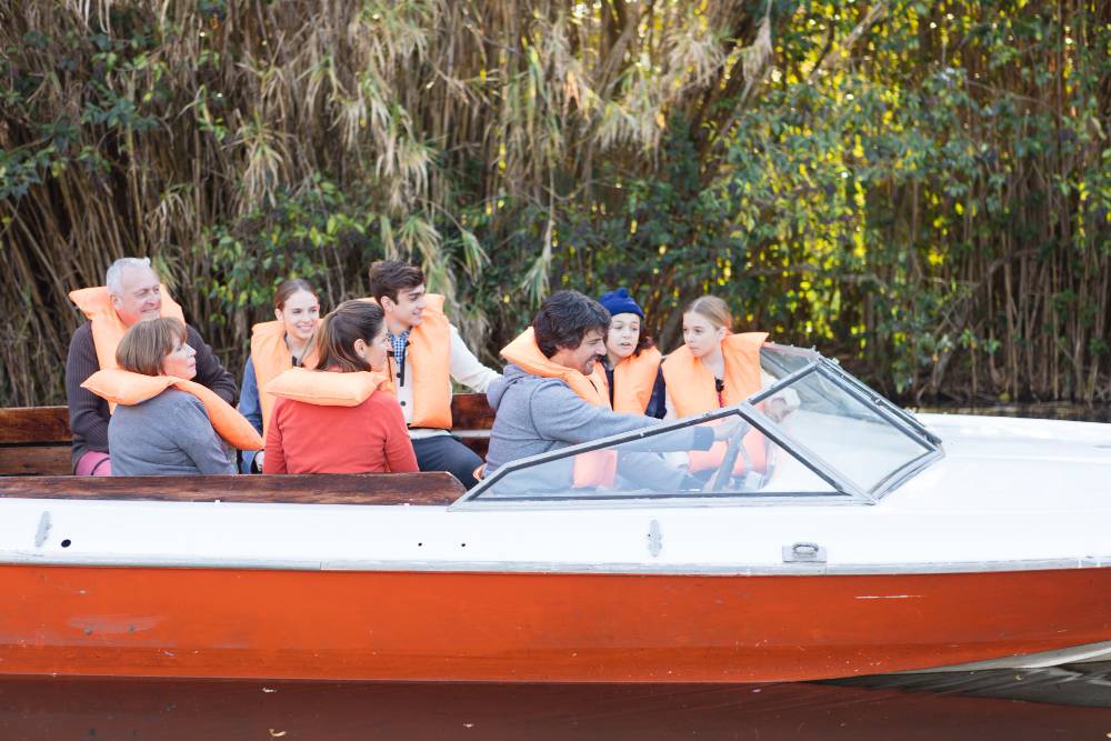 pessoas em embarcação depois de saberem como dirigir lancha