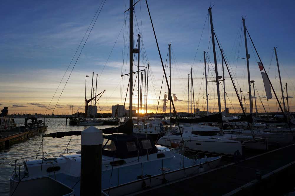 marina em Balneário Camboriú ao anoitecer