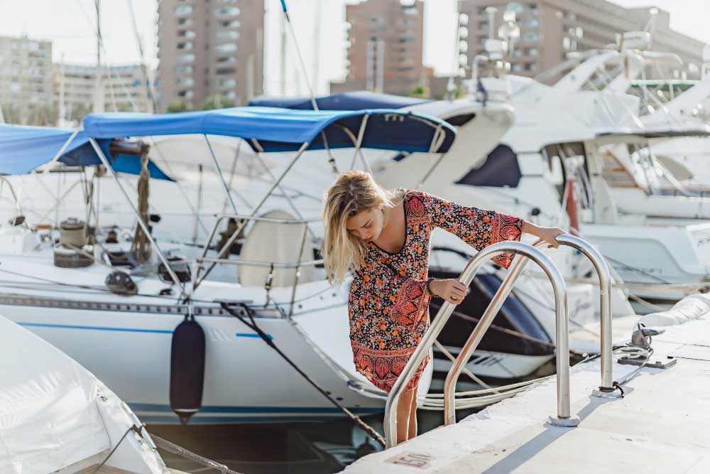 mulher passeando em marina em Balneário Camboriú