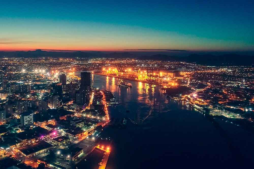 marina em Balneário Camboriú iluminada durante a noite