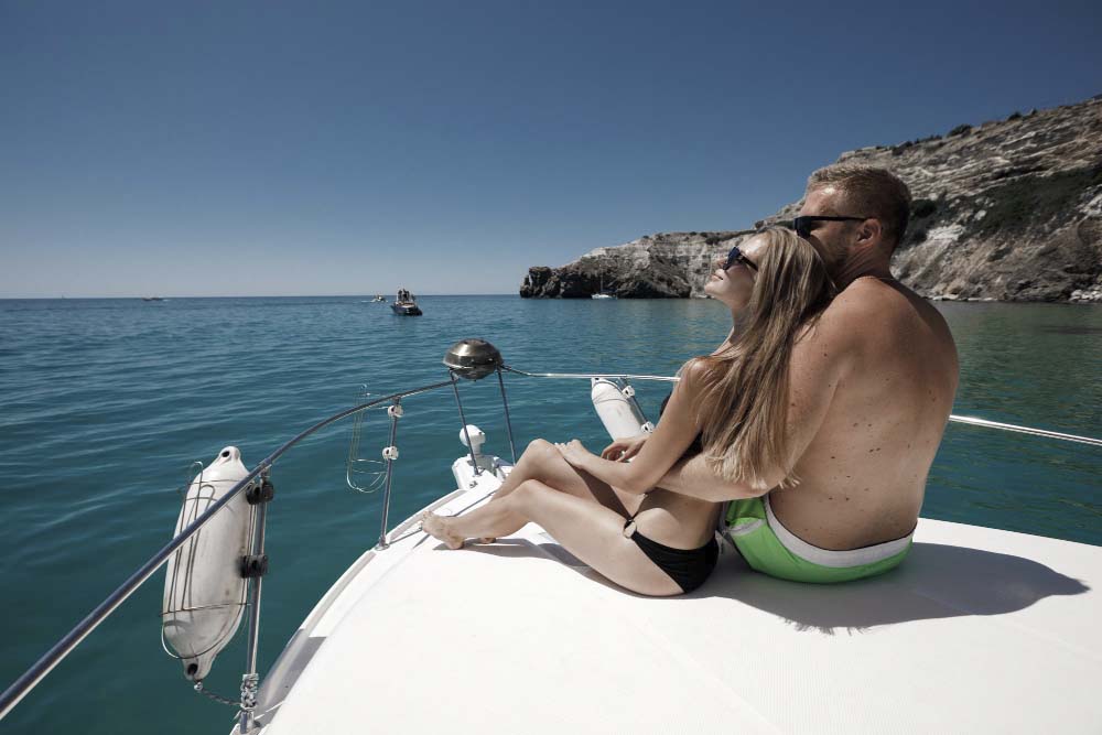 casal passeando em seu primeiro barco