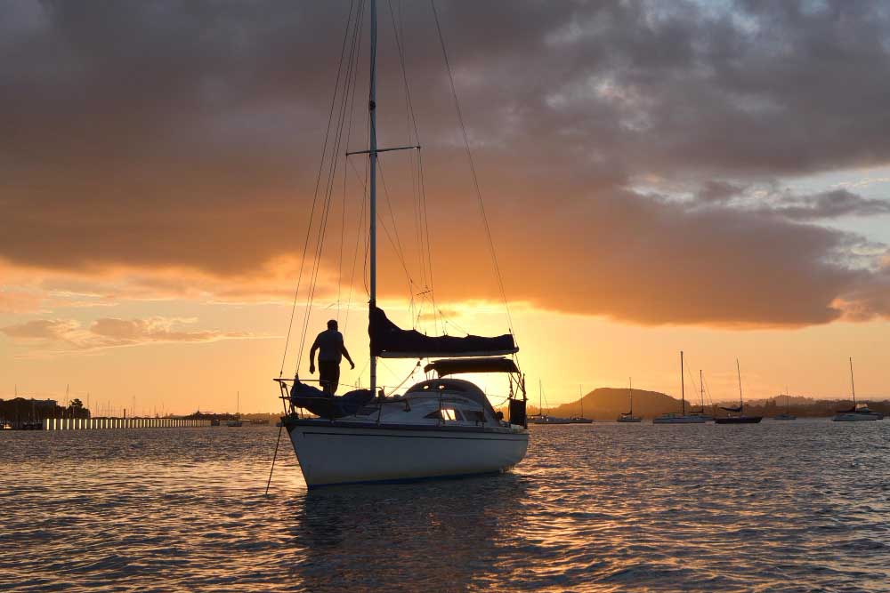 embarcação no mar ao pôr do sol, representando a autonomia de uma lancha