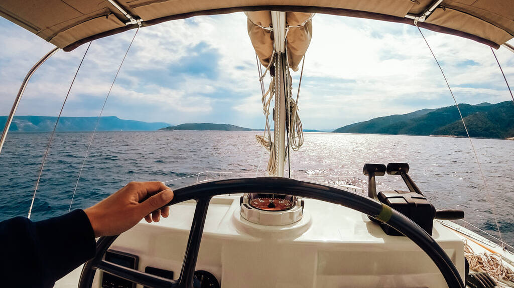 pessoa pilotando barco após saber como medir velocidade do vento