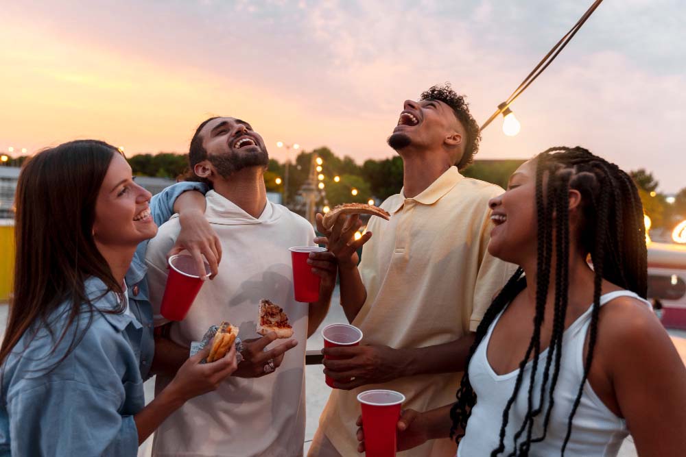 amigos em festa no barco 