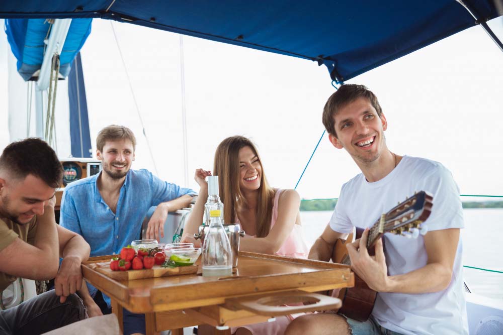 pessoas em festa no barco