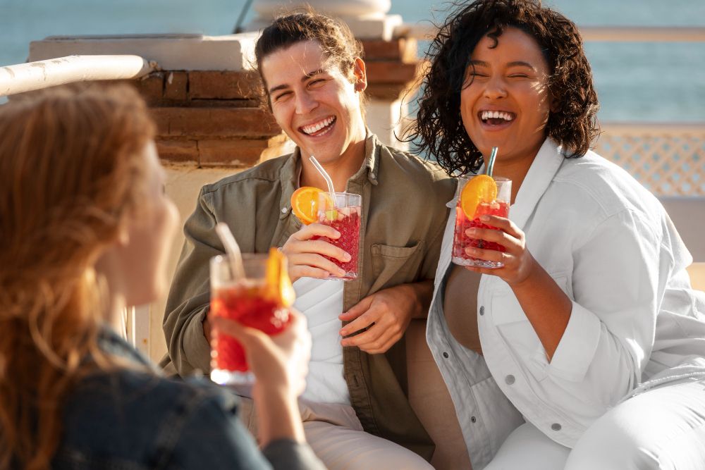 pessoas bebendo em festa no barco 