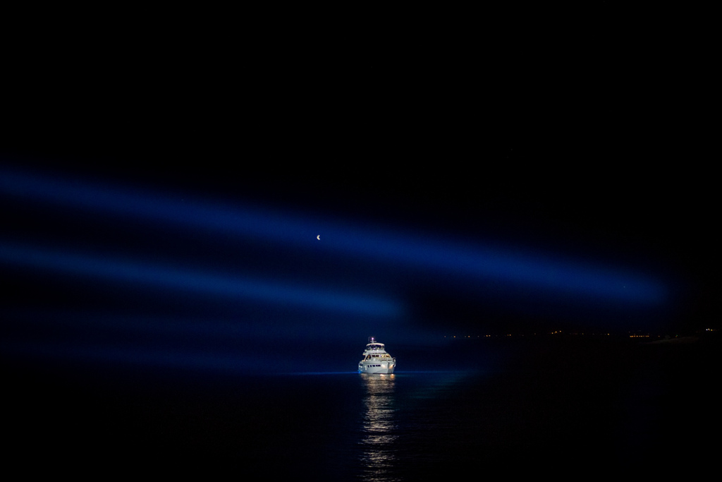 barco e luzes de navegação noturna