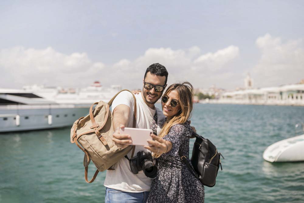 casal tirando foto em passeio romântico na lancha