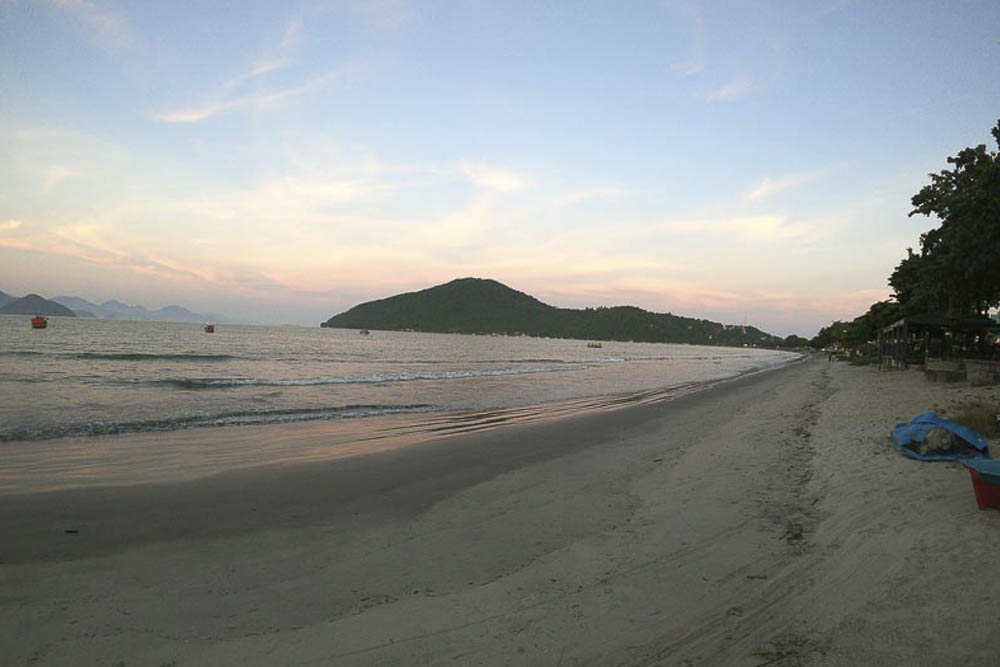 Praia do Itaguá, um dos lugares para pescar em SP