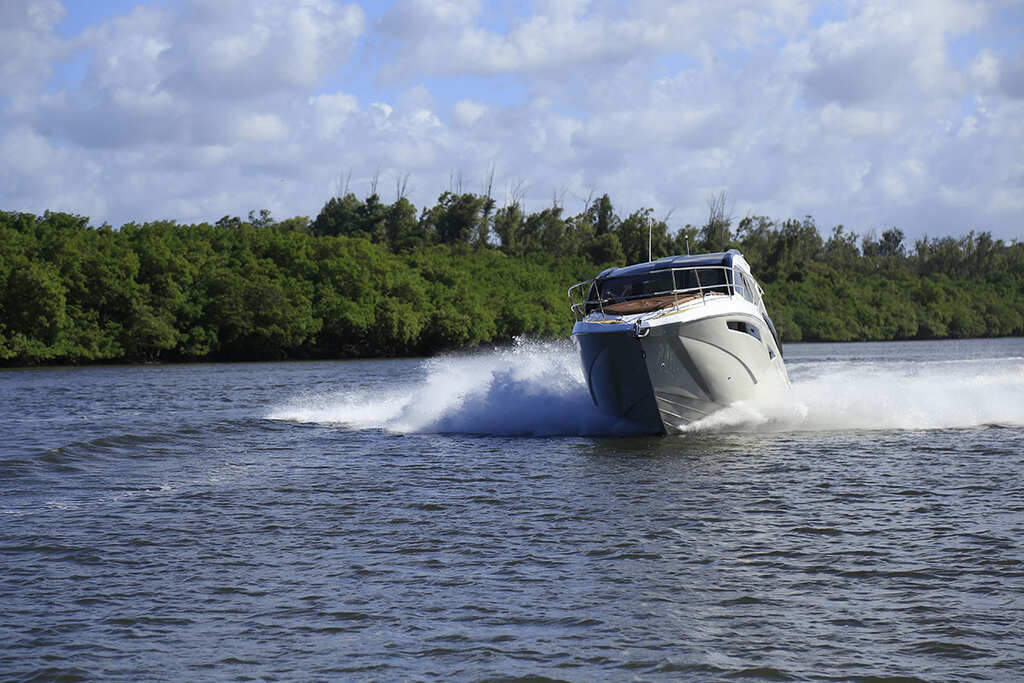 barco no mar representando o seguro marítimo