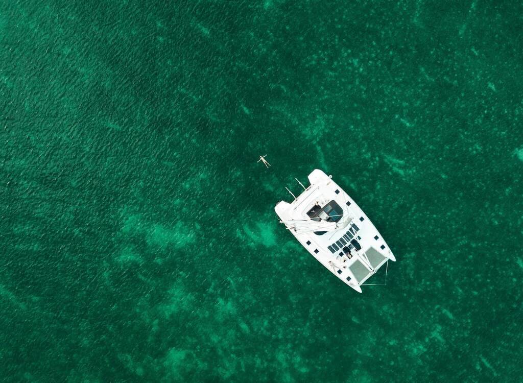 embarcação no mar representando o consórcio náutico