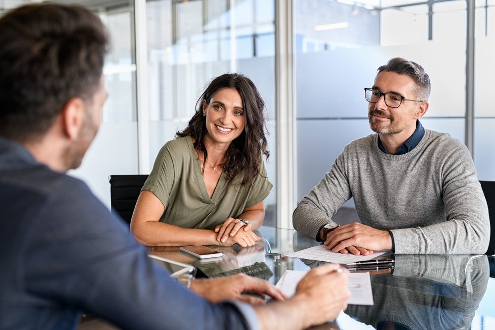 casal em escritório fazendo financiamento de lancha