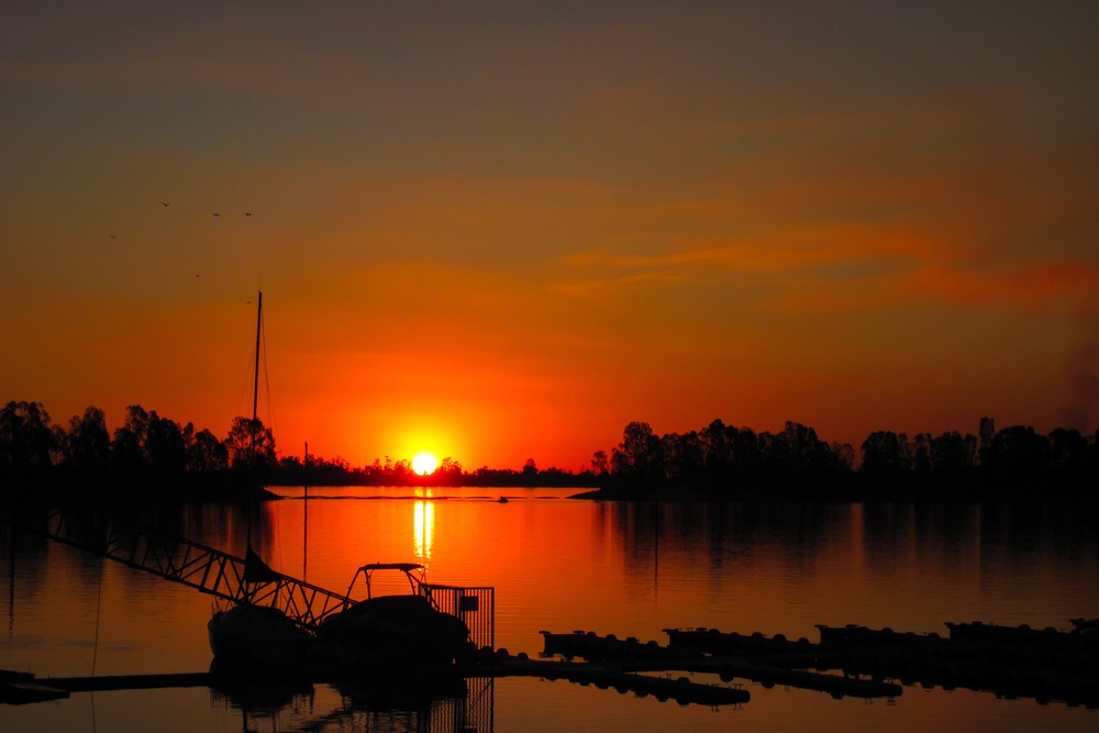 pôr do sol em uma das principais marinas de represa