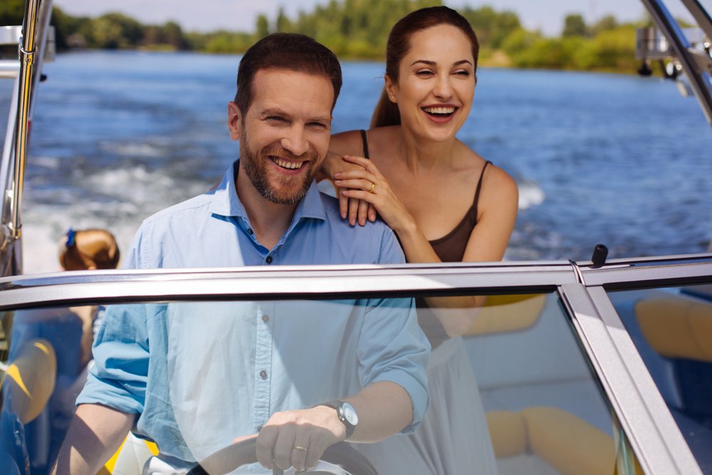 casal em passeio romântico em uma das marinas de represa