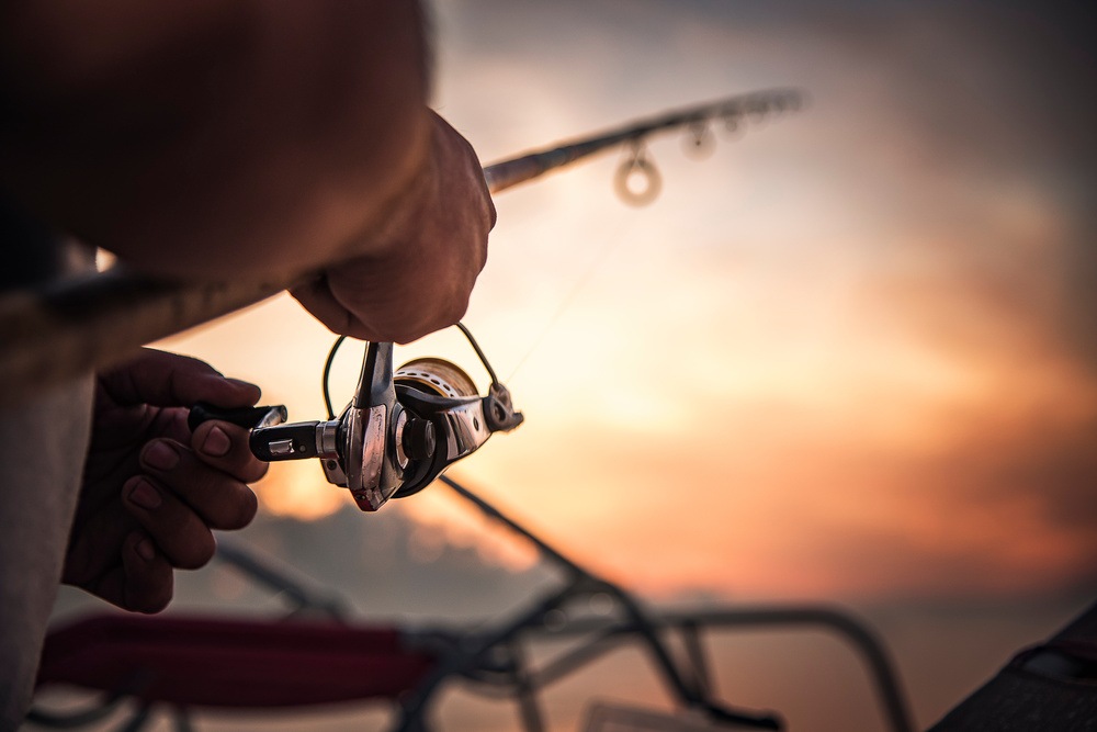 pessoa pescando em barco para pesca esportiva