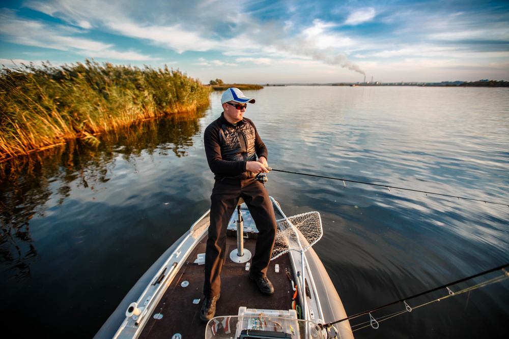 pescador em barco para pesca esportiva