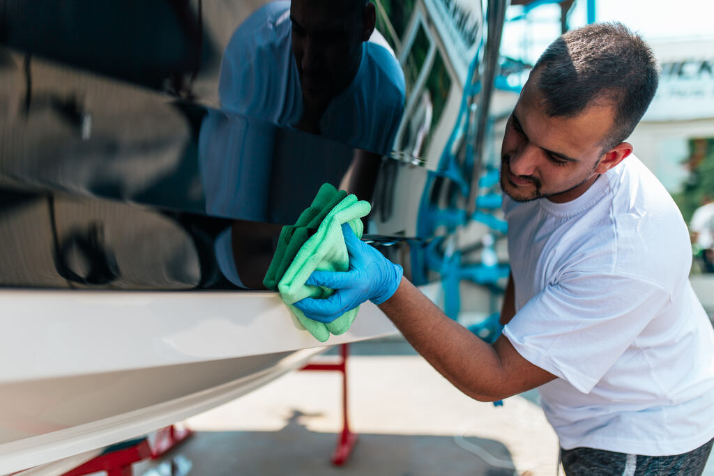 homem realizando a manutenção de barcos e lanchas