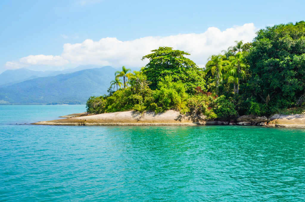 região de praia para navegar com lanchas em Paraty