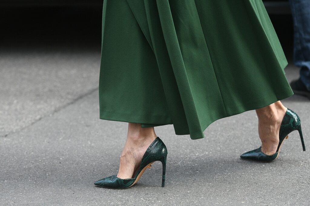 mulher usando sapatos de luxo verdes