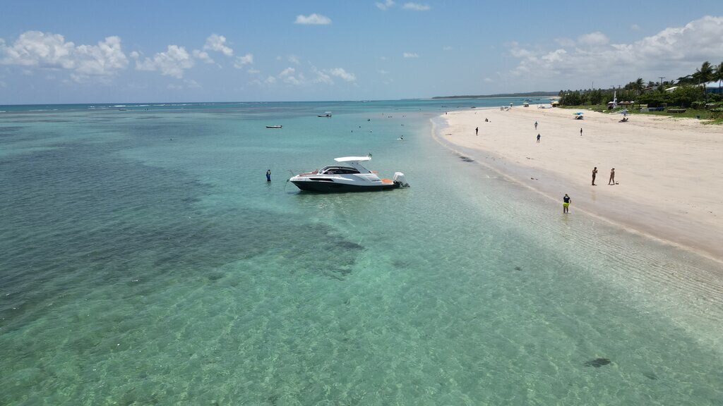 embarcação no mar representando a diferença entre lancha ou jet ski