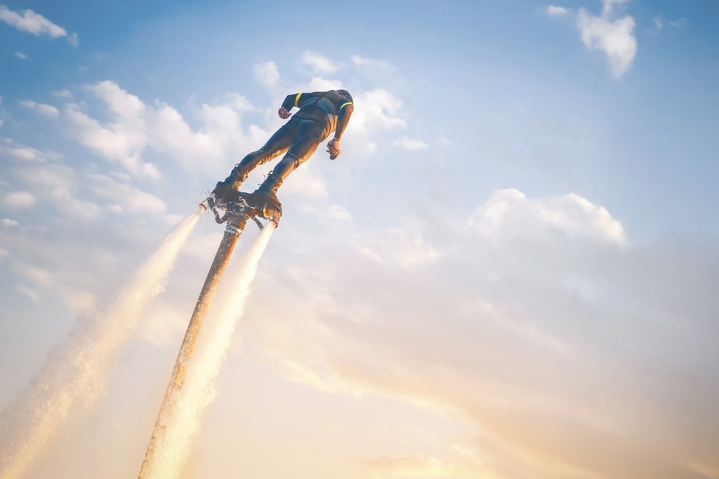 praticante de flyboard aquático em cima de prancha de propulsão com água